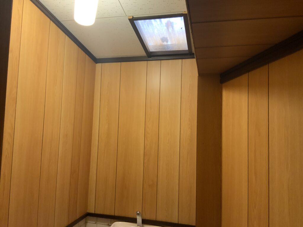 天窓付きのトイレ