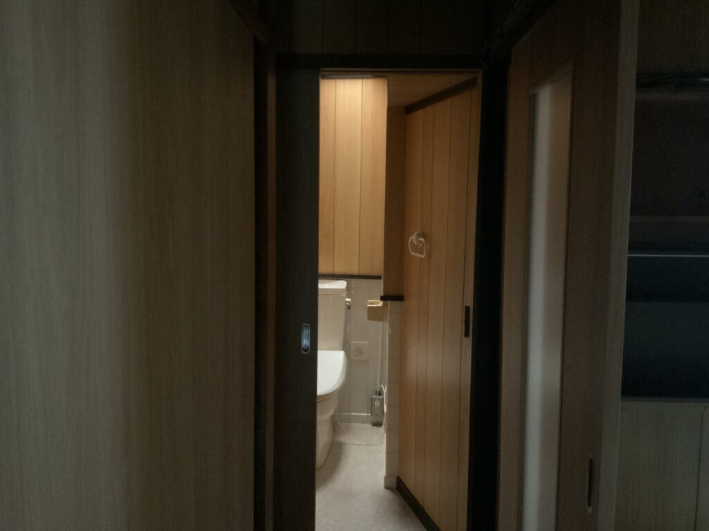 京都の天窓付きトイレ