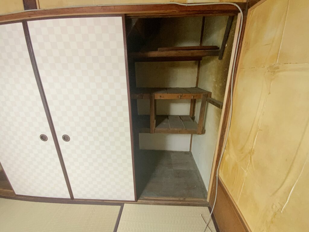 sakuragicho_storage under stairs