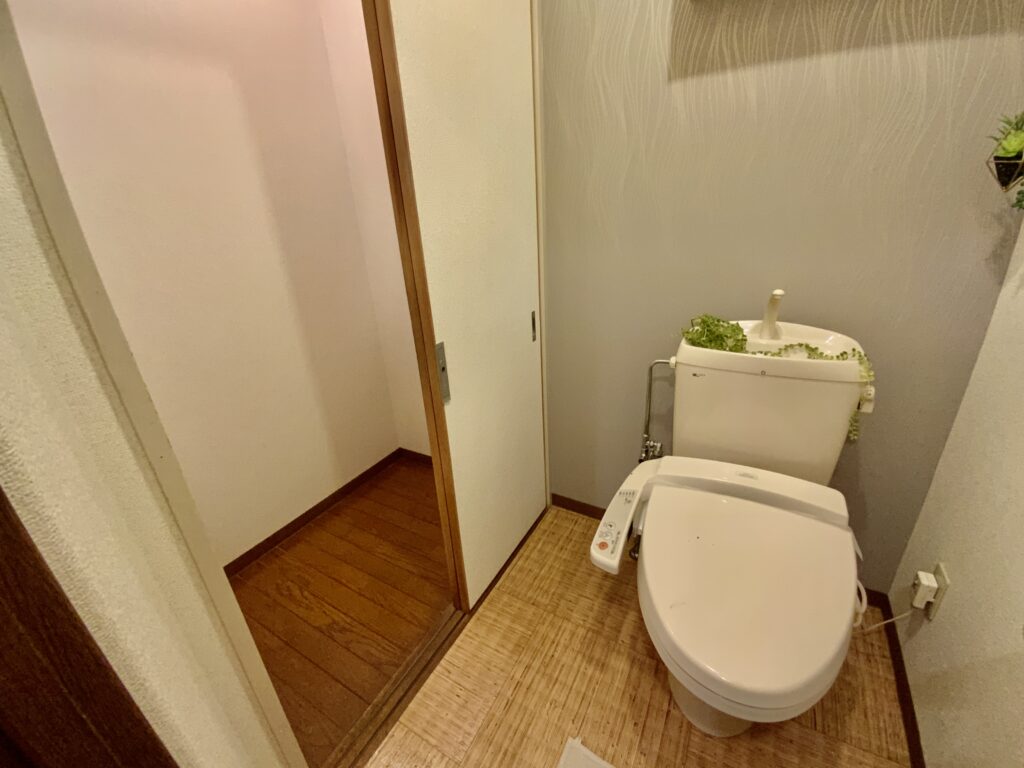 トイレの横の扉