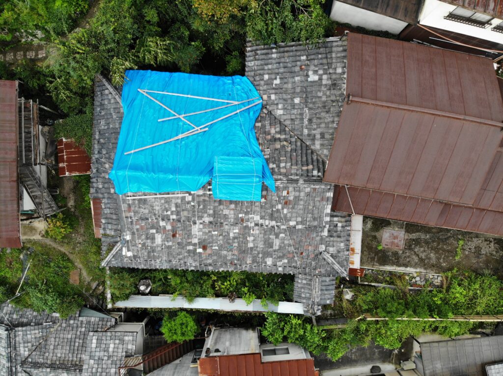 改修前の北山の家の屋根の空撮（本間撮影）