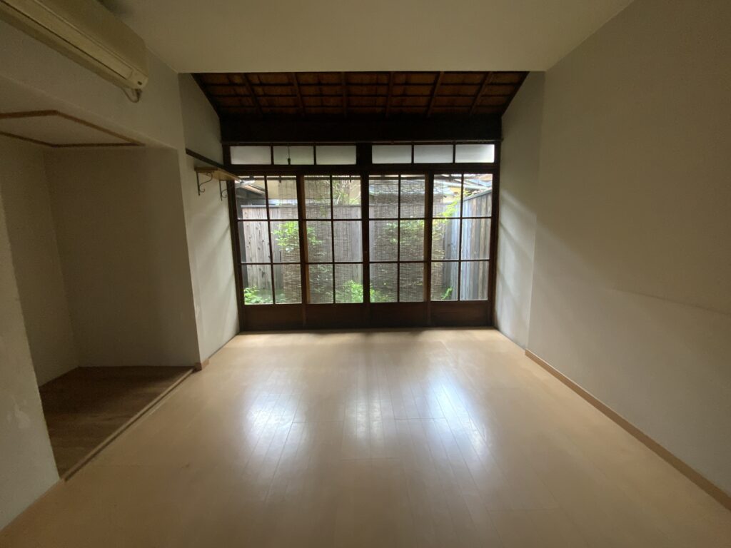 北白川ダンジョンの縁側付き洋室
