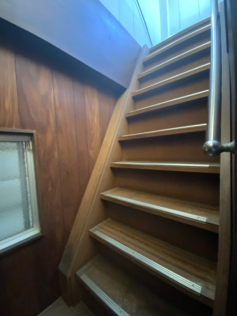 屋上への階段
