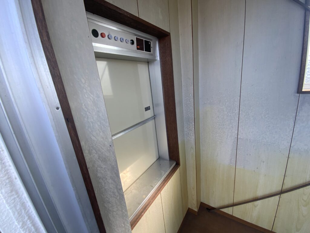 屋上のリフト