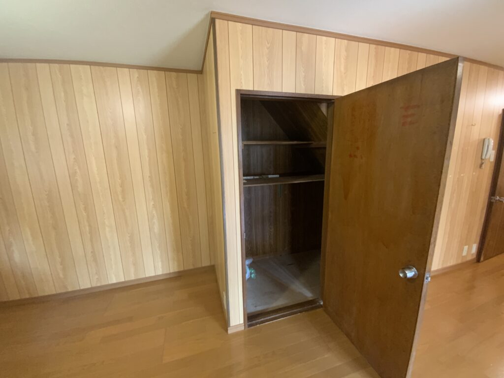 北白川久保田町　階段下収納