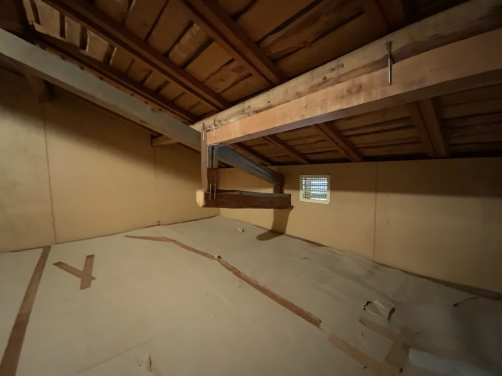 高野泉町-屋根裏4