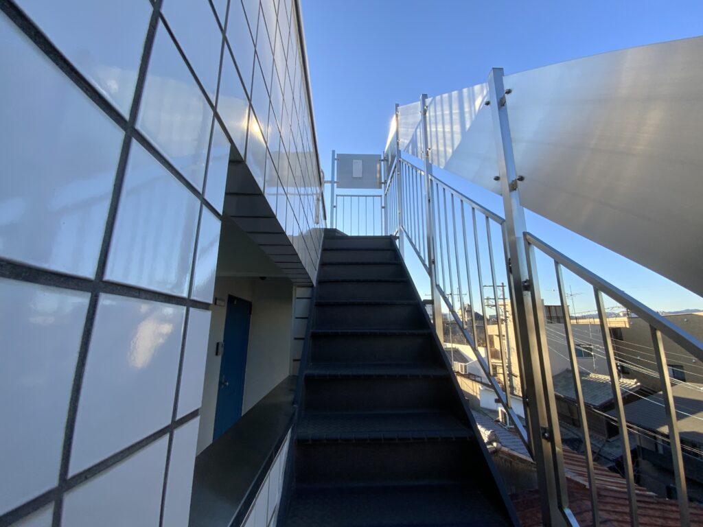 ヴィラコート川端階段2