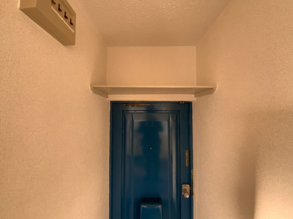 ヴィラコート川端401-ダイニングキッチン玄関の上