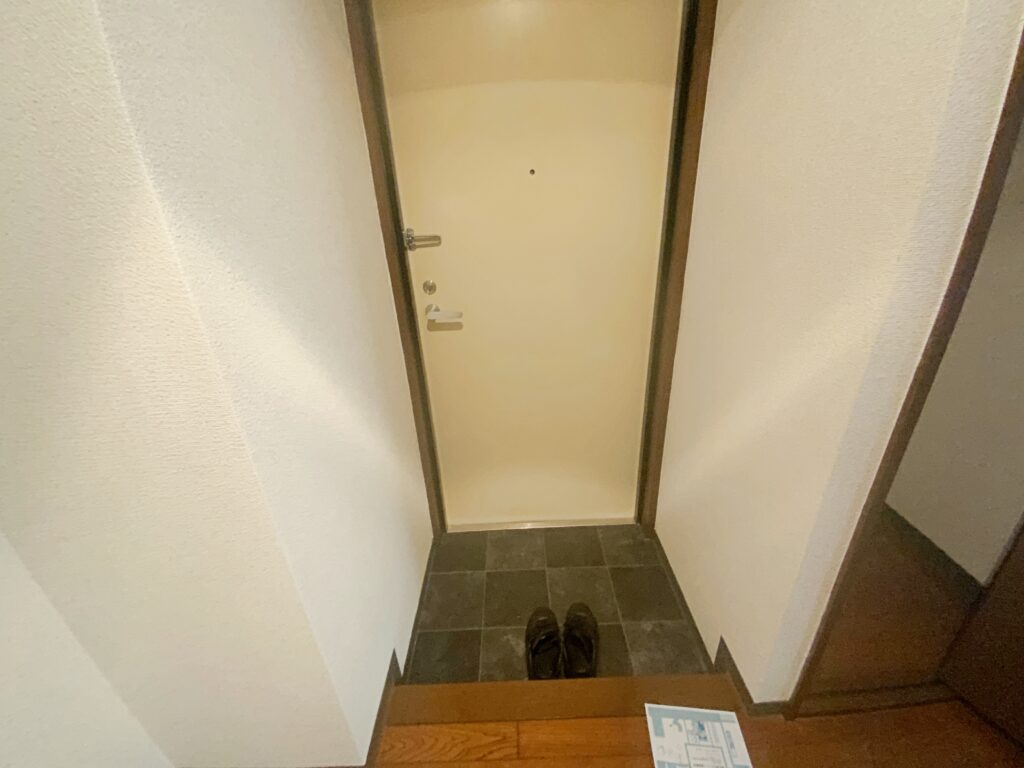 サンプラザ三越201号室玄関