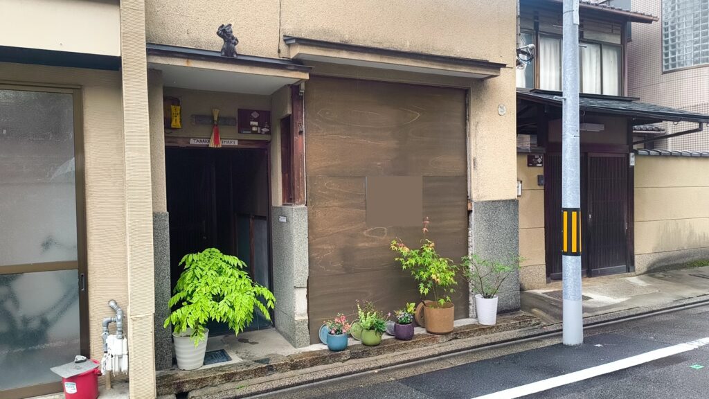 今回の物件は、京都市上京区一真町にある貸店舗・事務所。 京阪電鉄鴨東線、そして叡山電鉄の出町柳駅から徒歩7分。専有面積は15.00㎡、賃料は7.15万円。1階部分の小さなハコで、物件資料上は「飲食店可」「トイレあり」とされています。