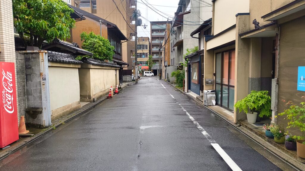 今回の物件は、京都市上京区一真町にある貸店舗・事務所。 京阪電鉄鴨東線、そして叡山電鉄の出町柳駅から徒歩7分。専有面積は15.00㎡、賃料は7.15万円。1階部分の小さなハコで、物件資料上は「飲食店可」「トイレあり」とされています。