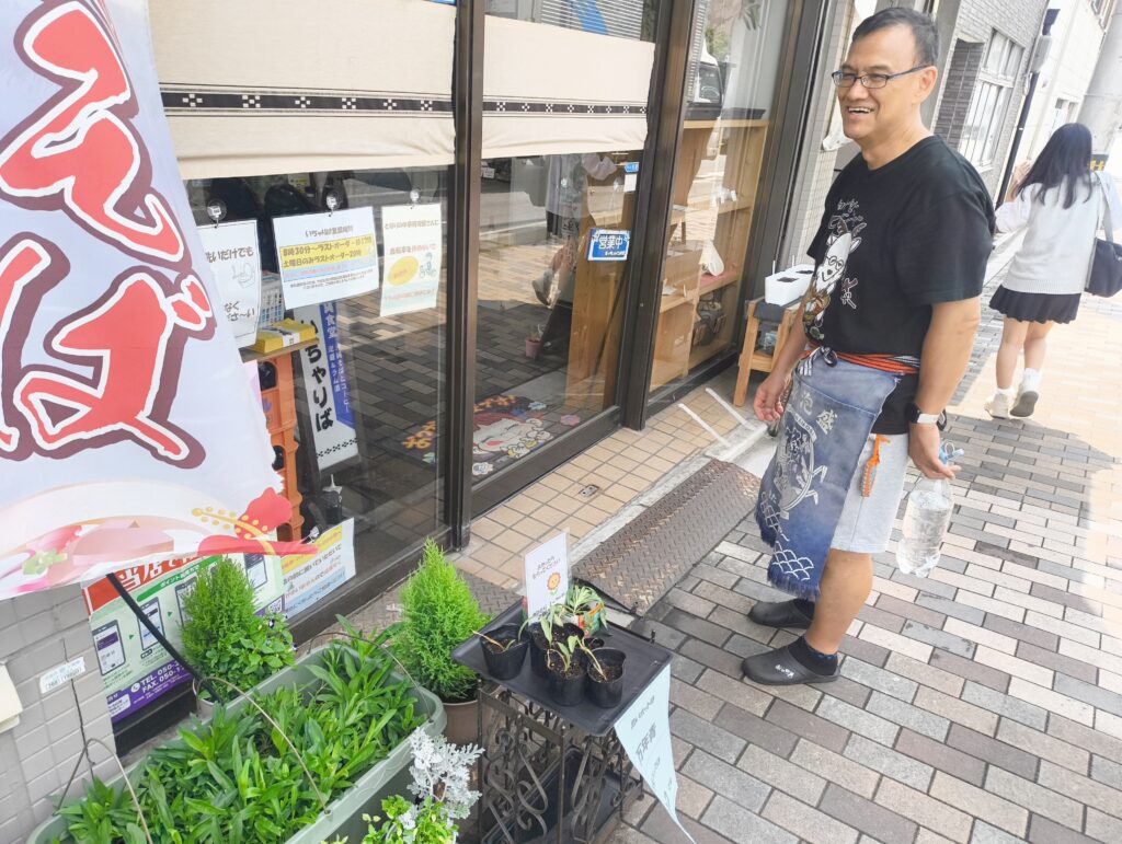 沖縄食堂いちゃりばの店先に置かれたオモトの植物