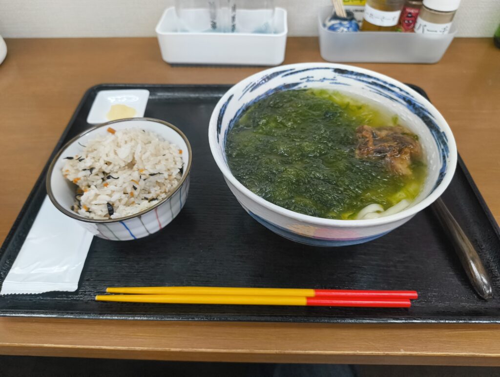 沖縄食堂いちゃりばでいただいたアーサそばとじゅーしー